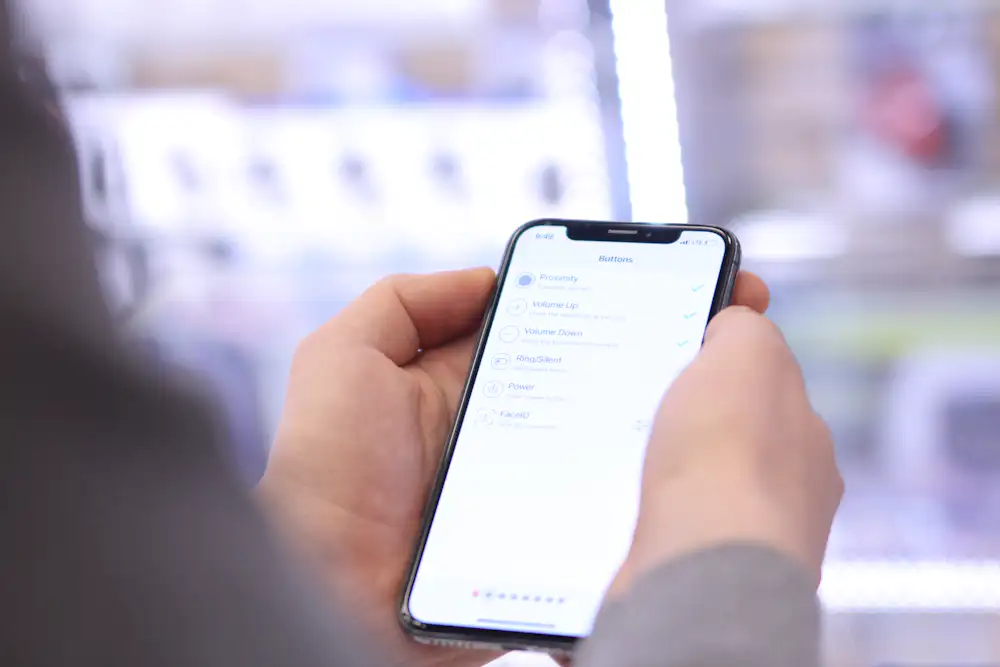 Cliente utilizando el móvil después de encontrar un negocio local en Google