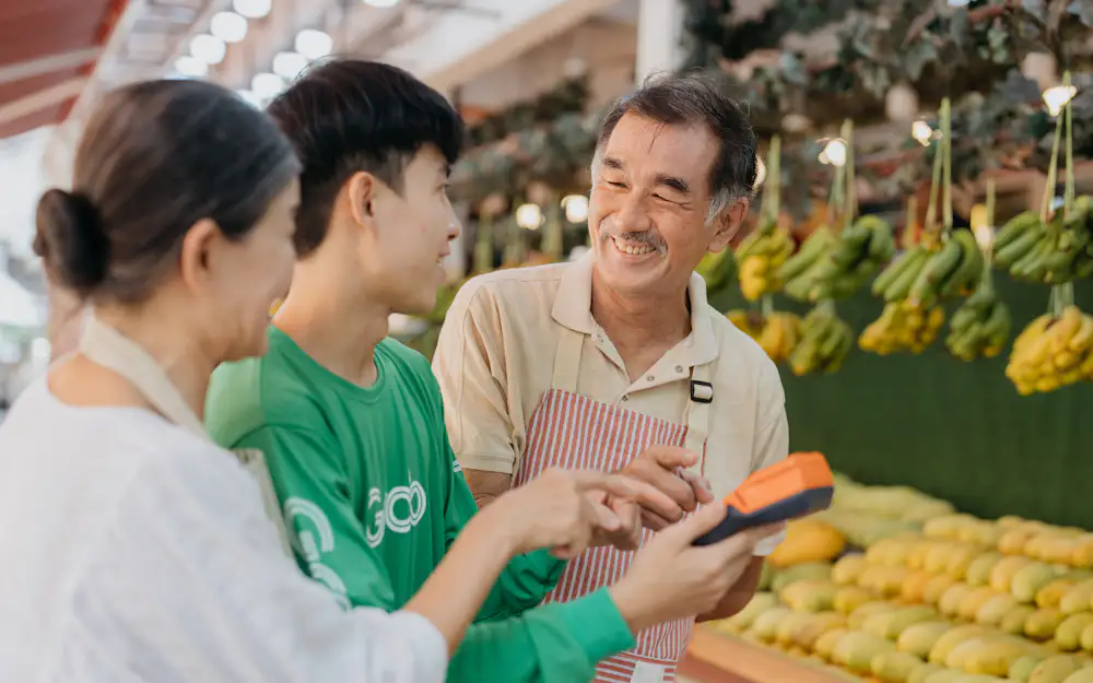 Clientes comprando en un comercio local como resultado de una estrategia de visibilidad online
