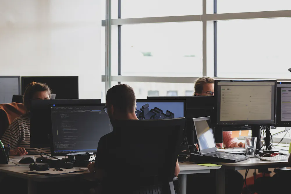 Empresa trabajando su visibilidad en Google y nuevos motores de respuesta con inteligencia artificial