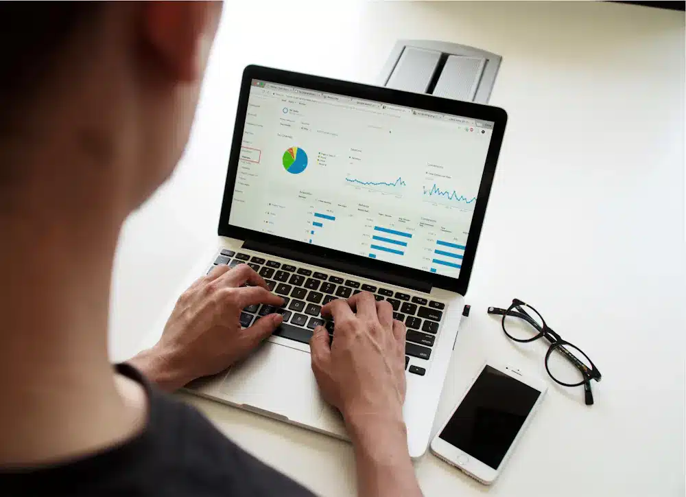 Profesional analizando una estrategia de SEO y captación digital