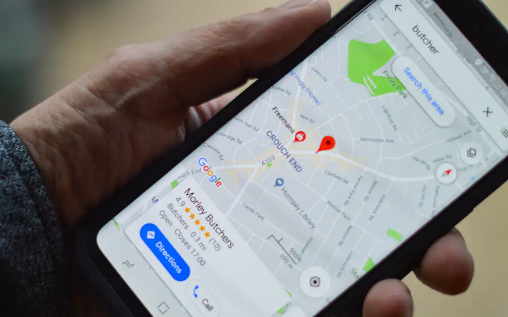 Google Maps en un móvil para buscar negocios y servicios en Badalona