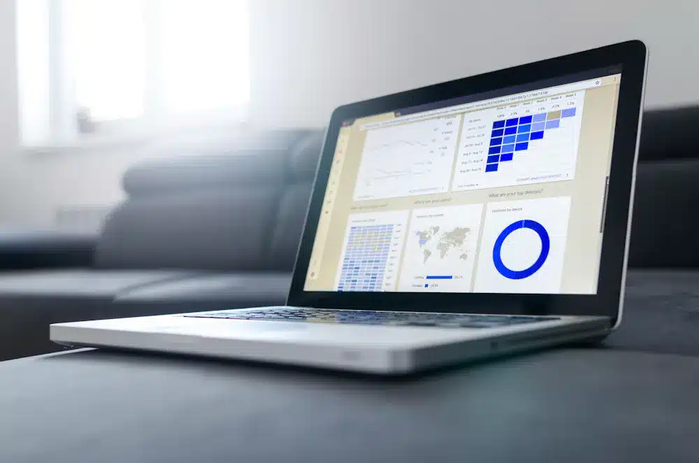 Comparación de métricas de marketing digital para decidir entre SEO y Google Ads