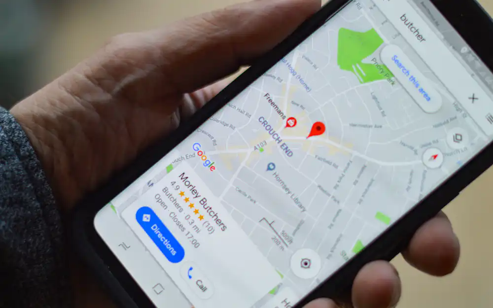 Móvil con Google Maps para localizar un negocio en los resultados locales