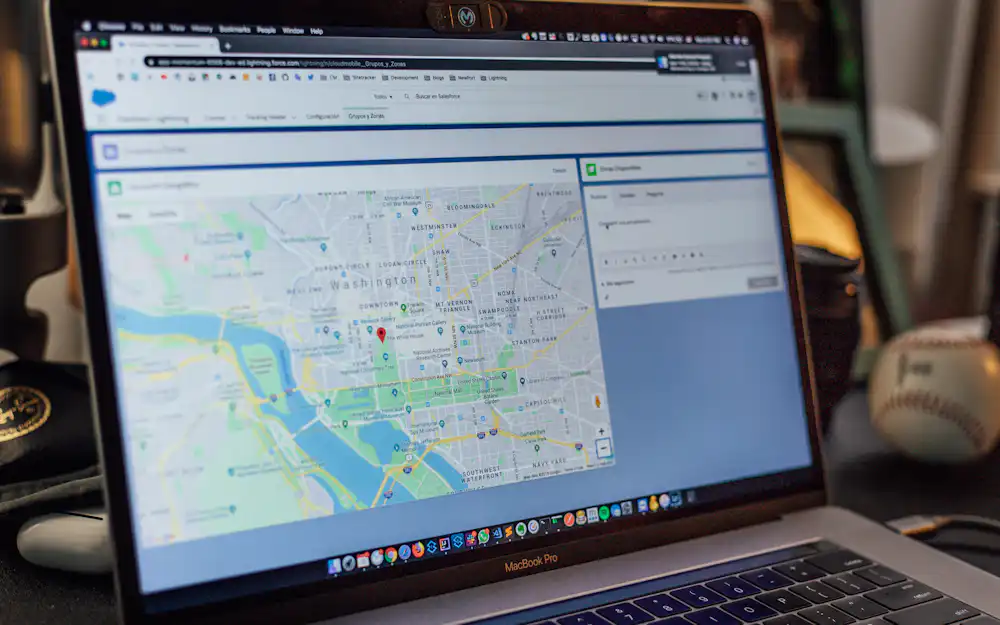 Profesional revisando la visibilidad online de un negocio local en Google Maps